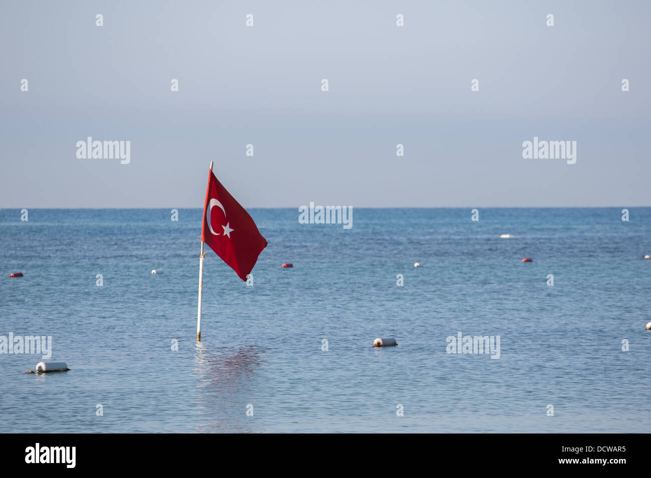 Eine türkische Fahne in einem ruhigen blauen Meer Stockfoto