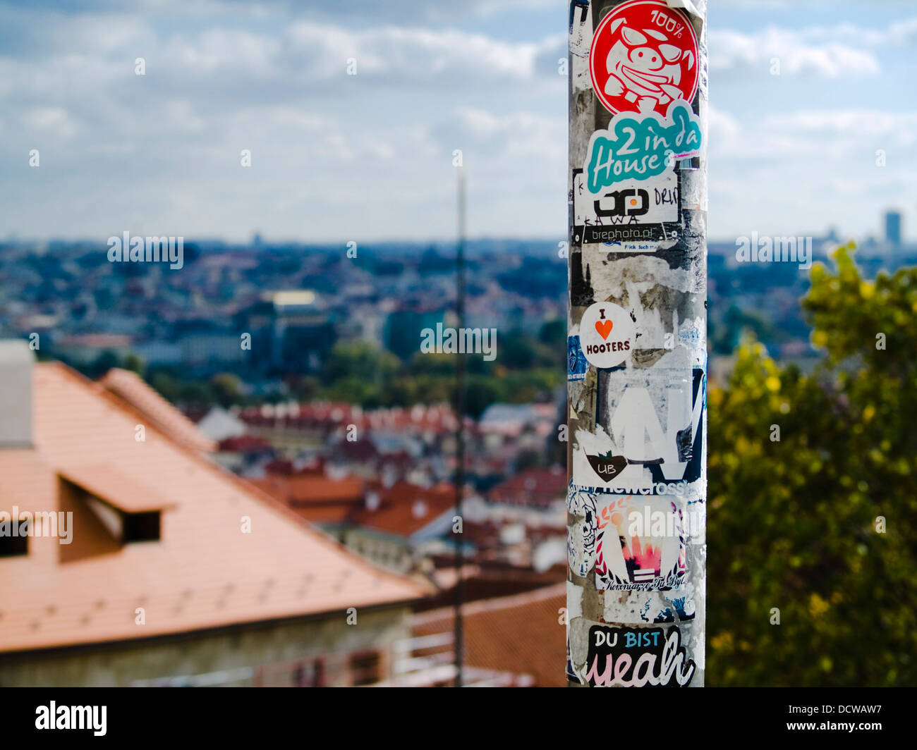Aufkleber auf einer Lampe post in der Nähe von Prager Burg, Tschechische  Republik Stockfotografie - Alamy