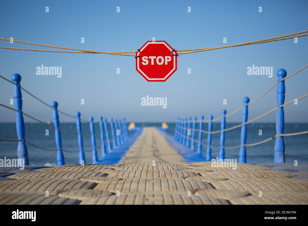 Ein Stop-Schild bars Eintritt in ein Steg führt zum Meer Stockfoto
