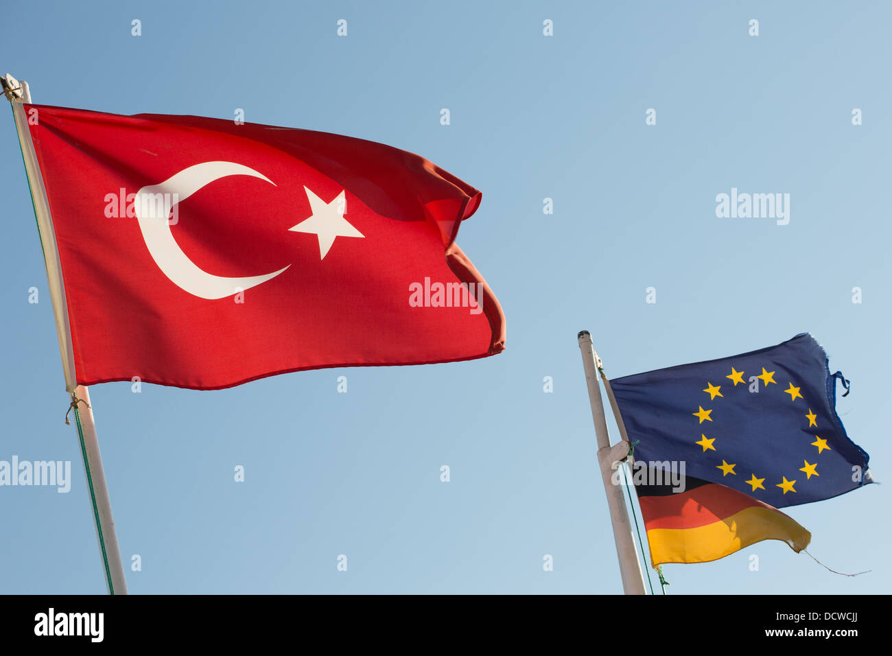 Deutsch, Türkisch und EU-Fahnen fliegen im Wind Stockfoto