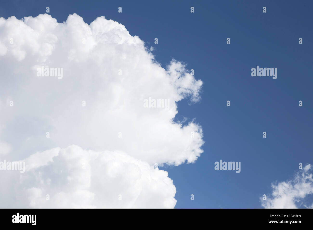 Cumulus-Wolken im blauen Himmel, England, UK Stockfoto