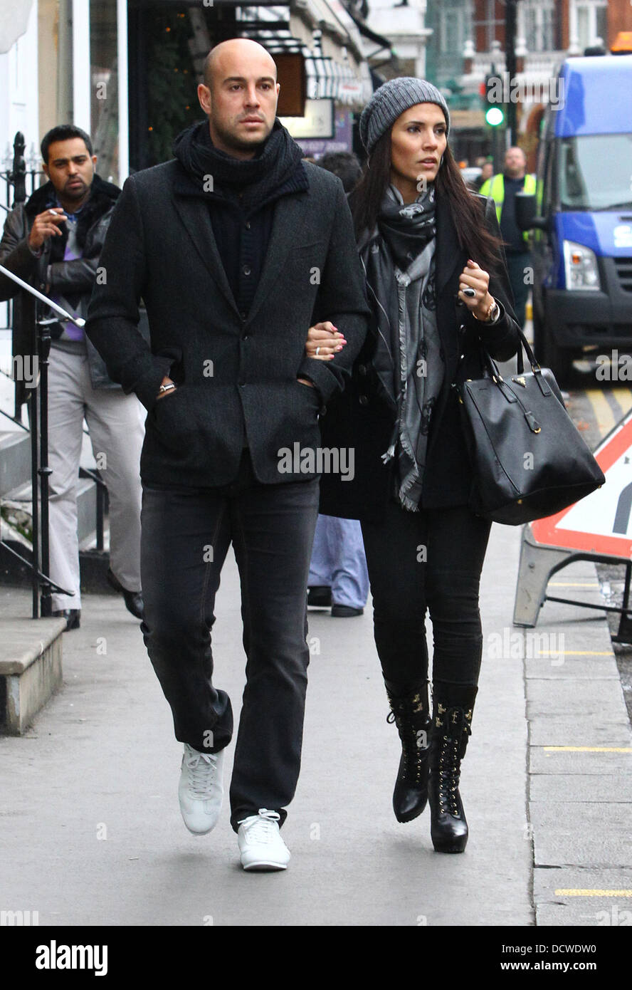 Pepe Reina und seine Frau Yolanda Ruiz Wandern in London London, England - 23.11.11 Stockfoto