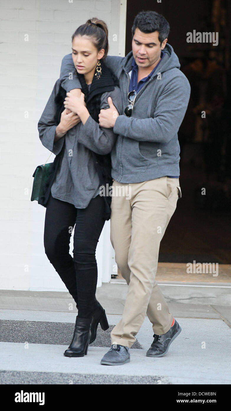 Jessica Alba mit Ehemann Cash Warren verlassen Portia Via Restaurant in  Beverly Hills. Los Angeles, Kalifornien - 23.11.11 Stockfotografie - Alamy