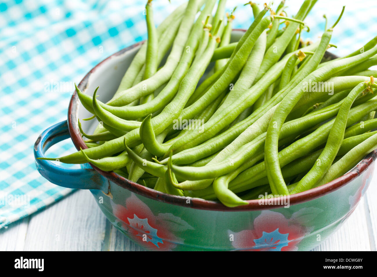 die grünen Bohnen auf Küchentisch Stockfoto