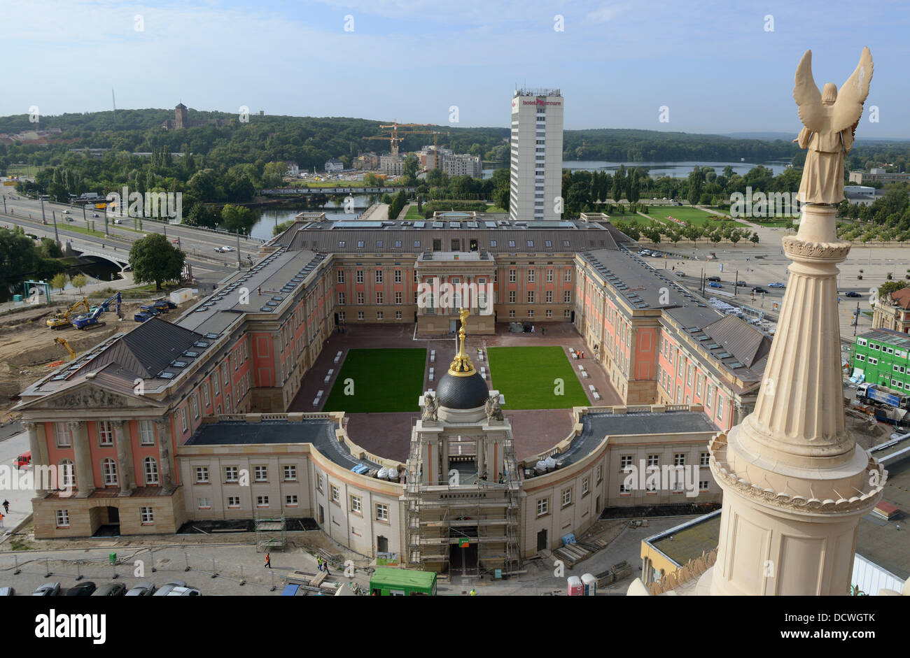 Blick auf die Baustelle des neuen Parlamentsgebäudes in Potsdam, Deutschland, 22. August 2013. Constructrion arbeiten werden voraussichtlich Ende des Jahres abgeschlossen sein. Der Palast der preußischen Könige in der historischen Zentrum von Potsdam wurde nach den Plänen der Dresdner Architekt Peter Kulka rekonstruiert. Foto: BERND SETTNIK Stockfoto