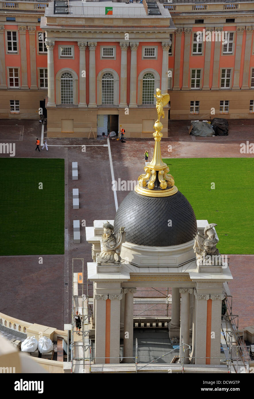 Blick auf das Fortuna-Portal des neuen Parlamentsgebäudes in Potsdam, Deutschland, 22. August 2013. Constructrion arbeiten werden voraussichtlich Ende des Jahres abgeschlossen sein. Der Palast der preußischen Könige in der historischen Zentrum von Potsdam wurde nach den Plänen der Dresdner Architekt Peter Kulka rekonstruiert. Foto: BERND SETTNIK Stockfoto