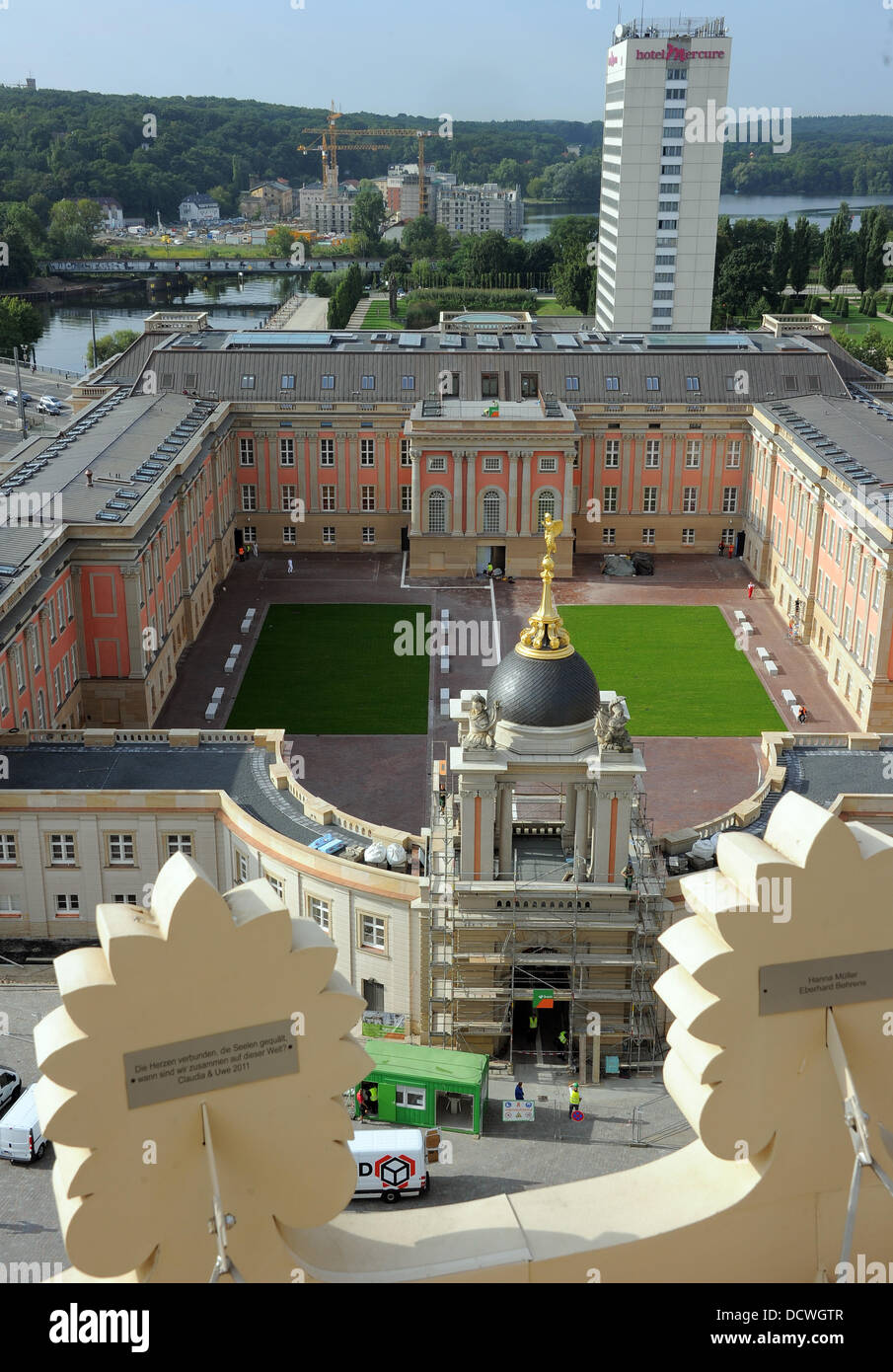 Blick auf die Baustelle des neuen Parlamentsgebäudes in Potsdam, Deutschland, 22. August 2013. Constructrion arbeiten werden voraussichtlich Ende des Jahres abgeschlossen sein. Der Palast der preußischen Könige in der historischen Zentrum von Potsdam wurde nach den Plänen der Dresdner Architekt Peter Kulka rekonstruiert. Foto: BERND SETTNIK Stockfoto