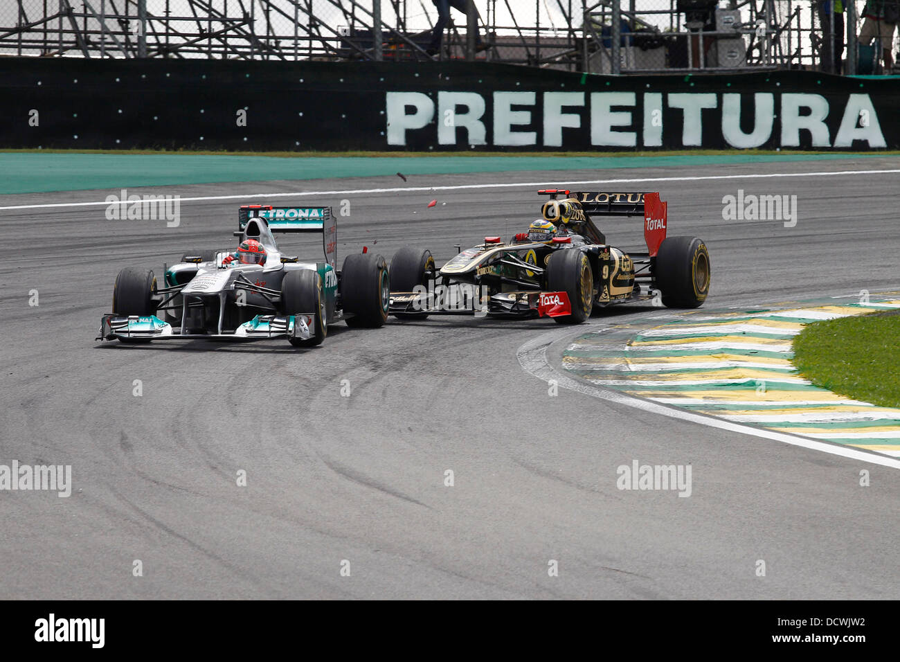 Bruno Senna, Brasilien, kollidiert mit der brasilianischen Formel Eins Grand Prix auf dem Autodromo Jose Carlos Pace, GER, Michael Schumacher und Mercedes-GP F1 Team Lotus-Renault. Sao Paulo, Brasilien - 27.11.11 Stockfoto