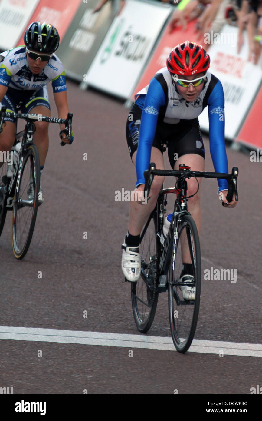 Radfahrer in der Damen-Rennen in den aufsichtsrechtlichen RideLondon Grand Prix 2013. Stockfoto