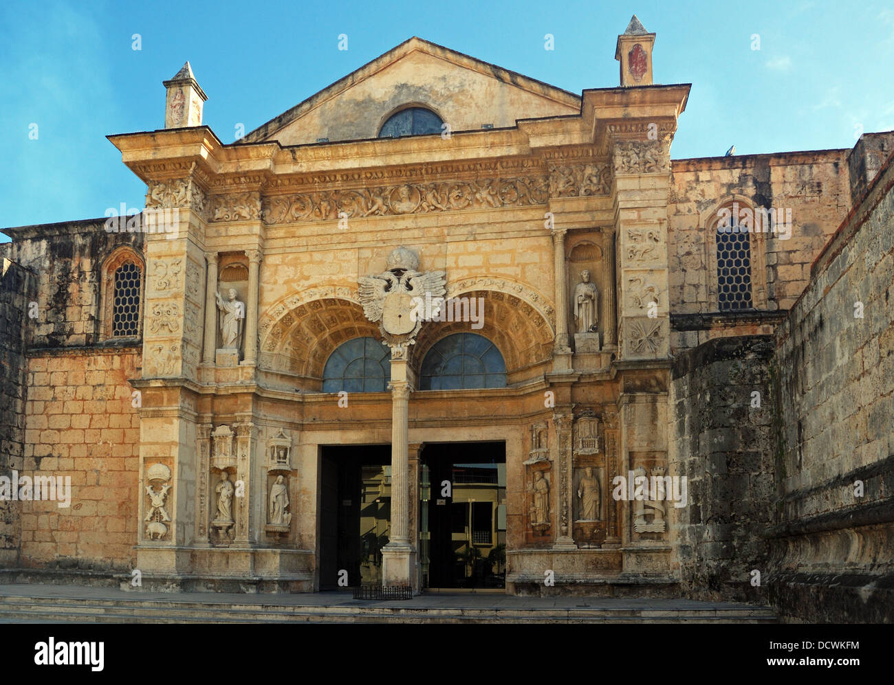 Fassade der Kathedrale von Santa Maria Menor (älteste in der neuen Welt), Santo Domingo, Dominikanische Republik, Karibik. Stockfoto