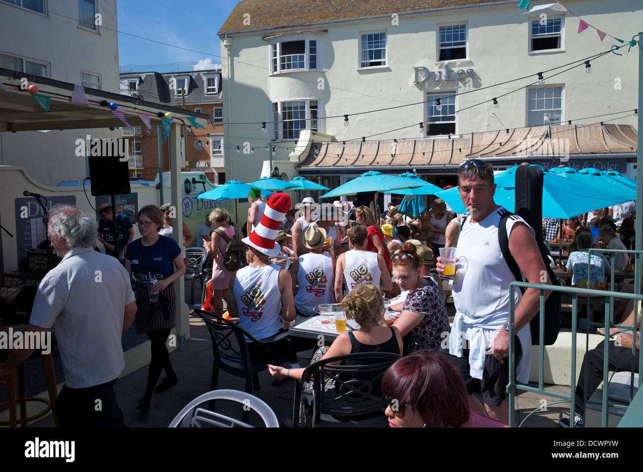 Überfüllten Gastgarten am Volksfest Sidmouth, Devon, UK Stockfoto