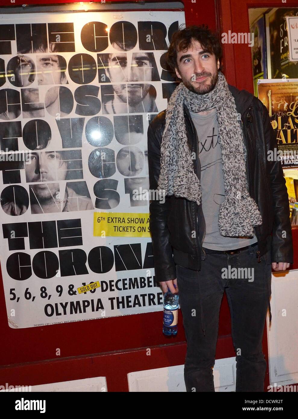 Danny O'Reilly von The Coronas mit Fans vor dem Olympia-Theater, wo seine Band haben eine Reihe von ausverkauften Shows. Danny erwartet die Rückkehr der Freundin und "Ich bin A Celebrity Get Me Out Of Here!" Moderatorin Laura Whitmore, jetzt die Show beendet hat. Dublin, Stockfoto