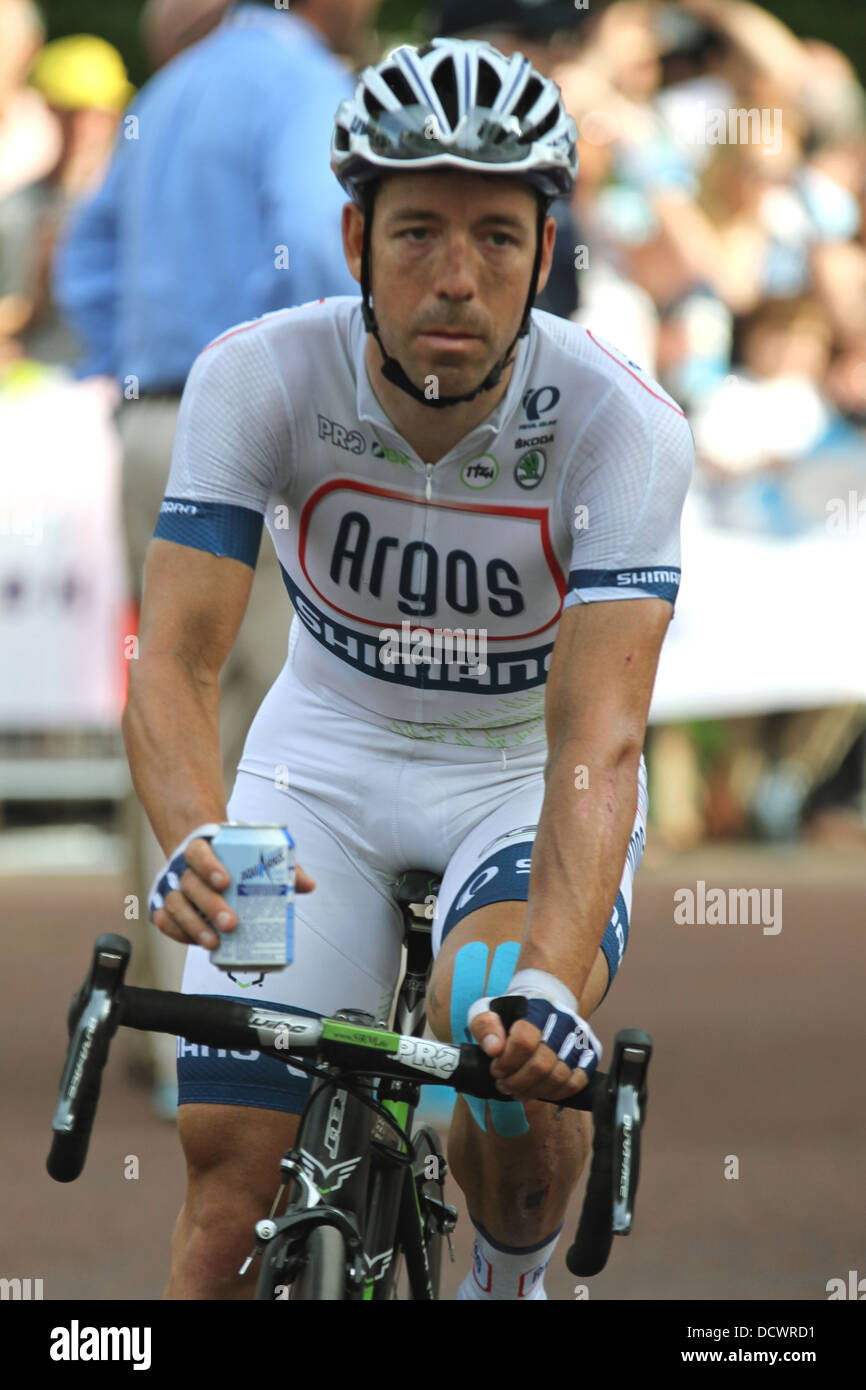 Bike-Fahrer des Team Argos-Shimano am Ziel der aufsichtsrechtlichen RideLondon-Surrey Classic-Radsport-Event von 2013. Stockfoto