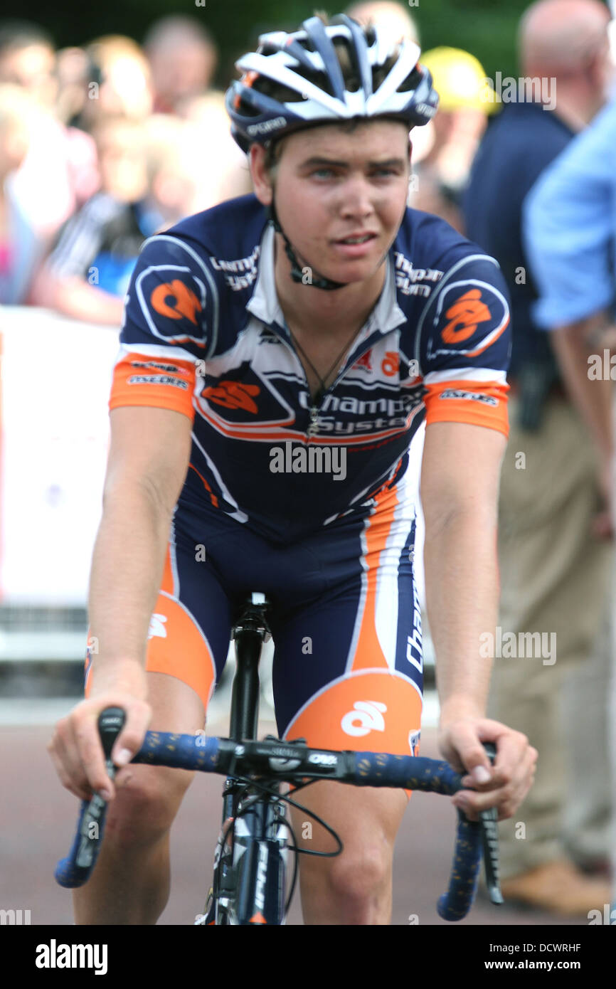 Bike-Fahrer des Team Champion System Pro Cycling am Ziel der aufsichtsrechtlichen RideLondon-Surrey klassische Radsport Veranstaltung 2013. Stockfoto