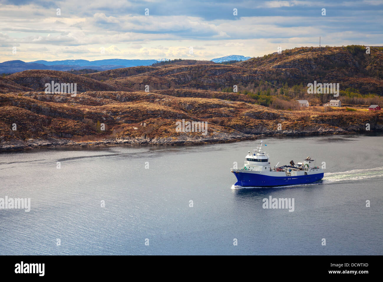 Blaue norwegischen Fisch Schiff im fjord Stockfoto