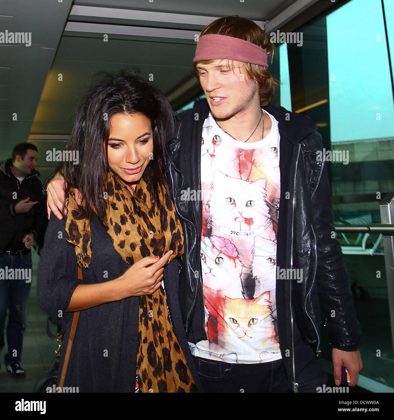 Dougie Poynter mit Freundin Lara Carew-Jones Ankunft am Flughafen von Heathrow nach dem Sieg "I 'm a Celebrity... Holt mich hier raus! " London, England - 06.12.11 Stockfoto