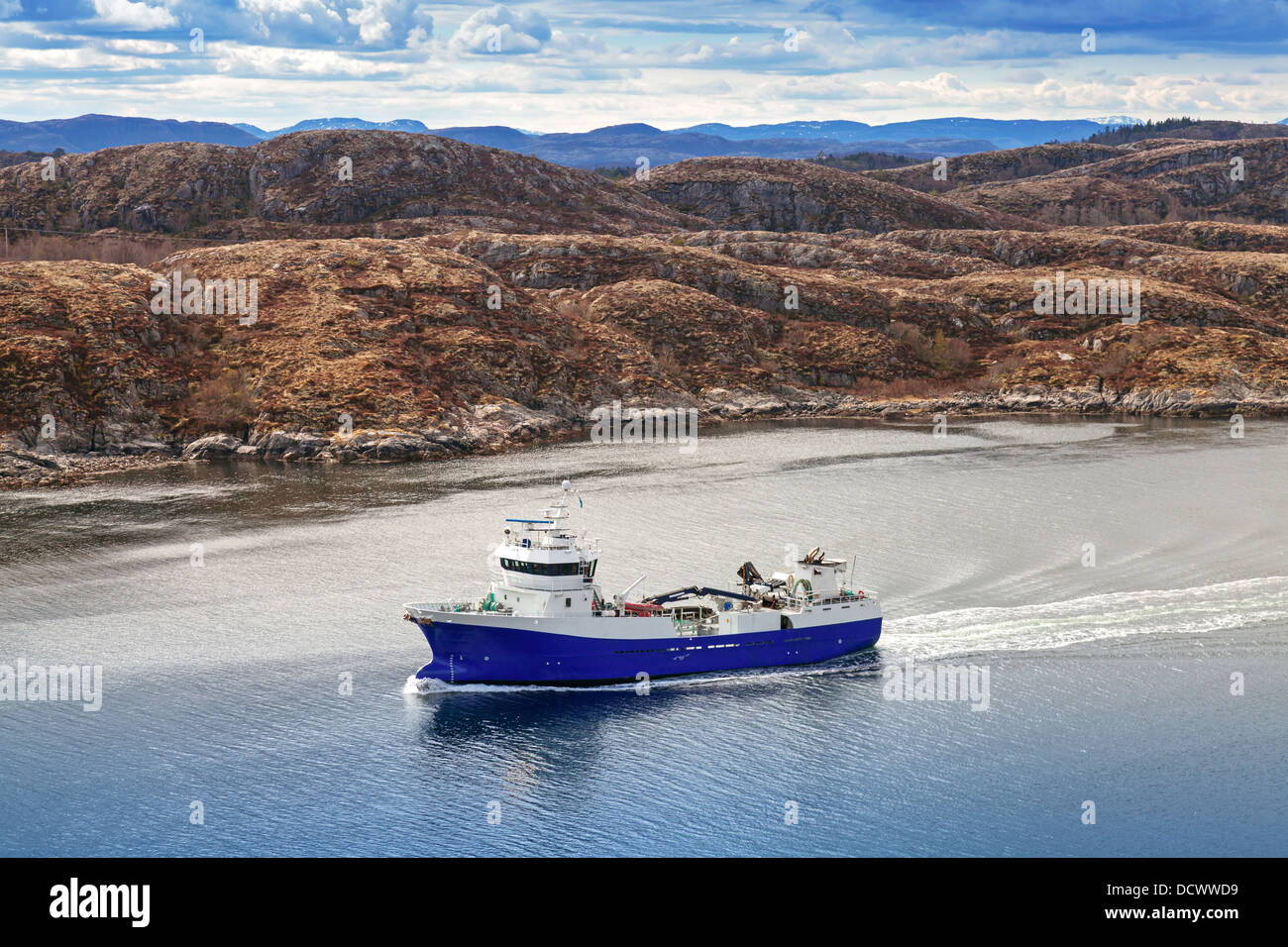 Blaue norwegischen Fisch Schiff durchläuft den fjord Stockfoto