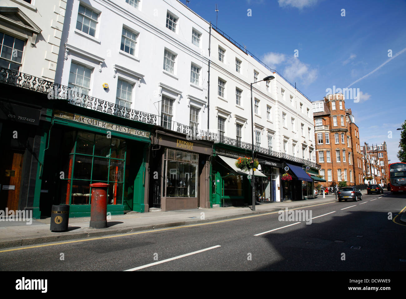 Antiquitätengeschäfte und Galerien auf Kensington Church Street, Kensington, London, UK Stockfoto