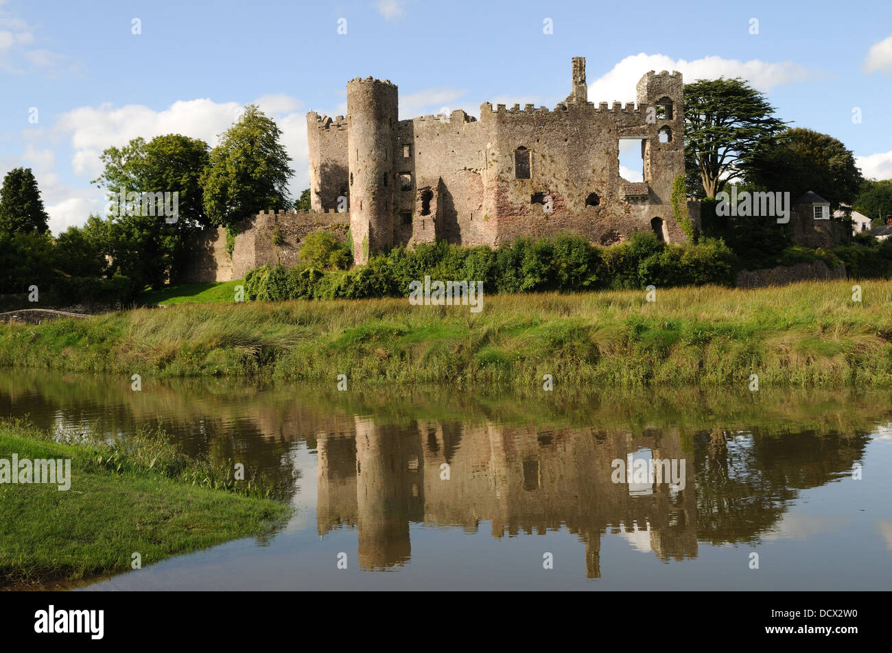 Laugharne Castle spiegelt sich in der Taf Estuary Carmarthenshire Wales Cymru UK GB Stockfoto