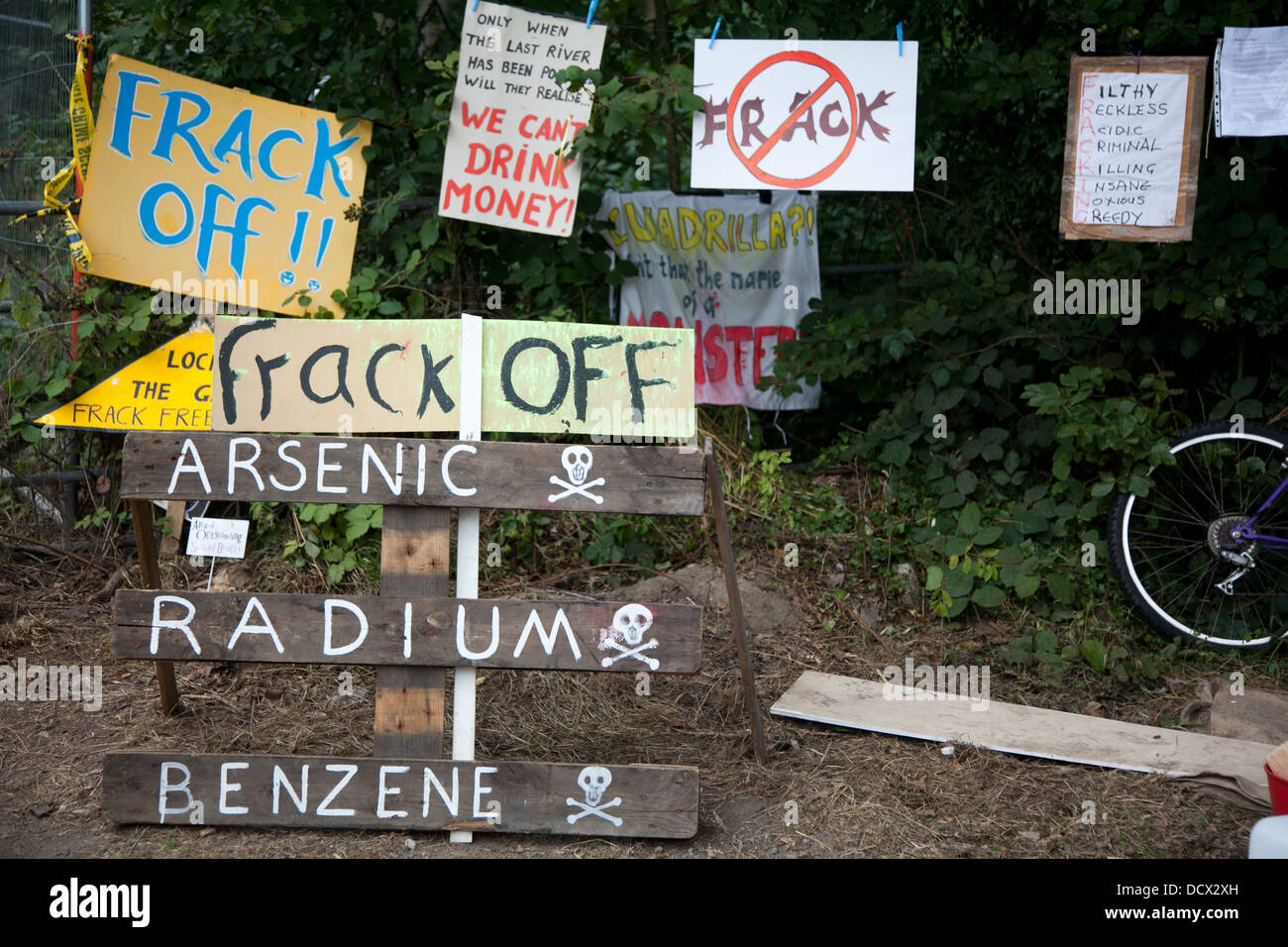Anti-Fracking-Schilder und Plakate vor den Toren der Website, wo das Unternehmen Cuadrilla Fracking Tests durchführen möchte. Stockfoto
