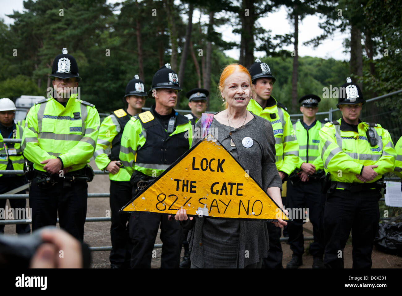 Dame Vivienne Westwood, wer gegen Fracking, vor den Toren der Cuadrilla Website durch Polizei geschützt ist. Stockfoto