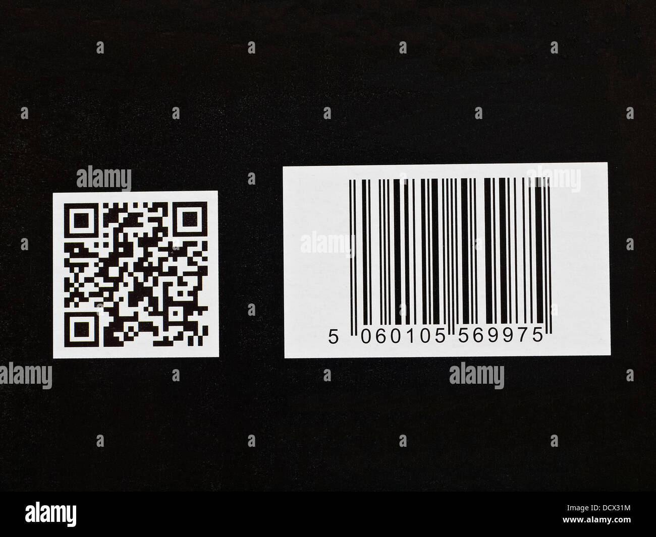 QR und Barcode auf schwarzem Hintergrund isoliert Stockfoto