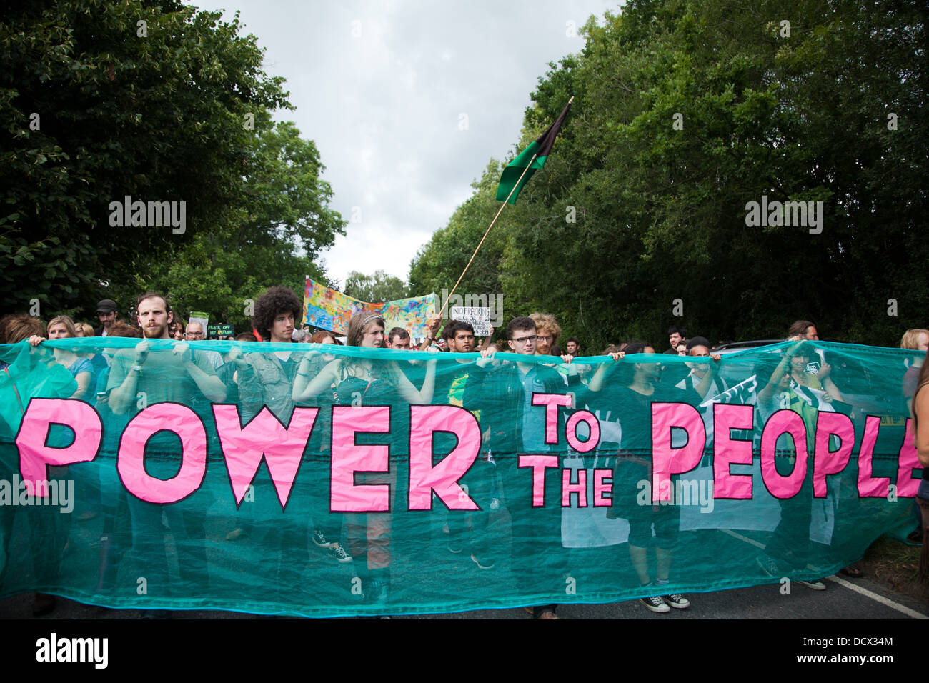 Ein Anti-Fracking marschieren in Balcombe im Gange. Die Vorderseite des Marsches trug eine Banner mit den Worten macht dem Volk. Stockfoto