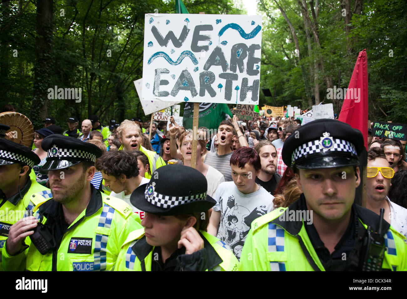 Tausende marschierten von Balcombe zu den nahe gelegenen Fracking-Website von Cuadrilla gegen Fracking in Balcombe und in Großbritannien laufen. Stockfoto