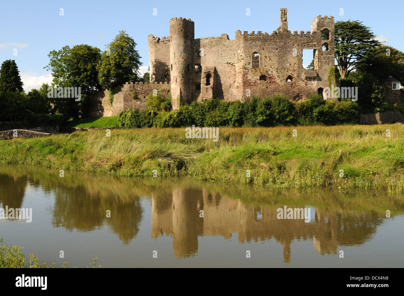 Laugharne Castle spiegelt sich in der Taf Estuary Carmarthenshire Wales Cymru UK GB Stockfoto