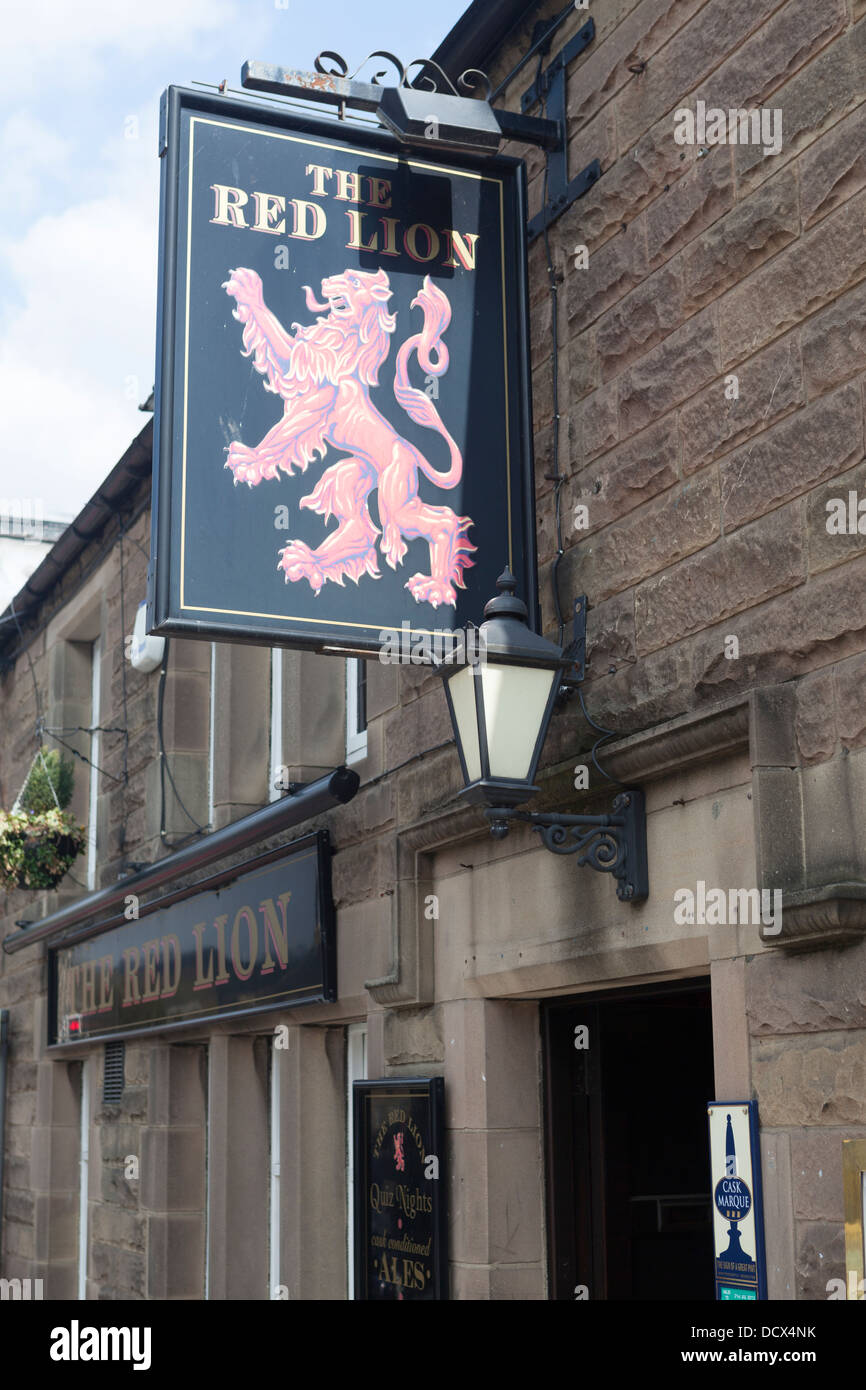 UK, Derbyshire, Bakewell, das Red Lion Pub Schild. Stockfoto