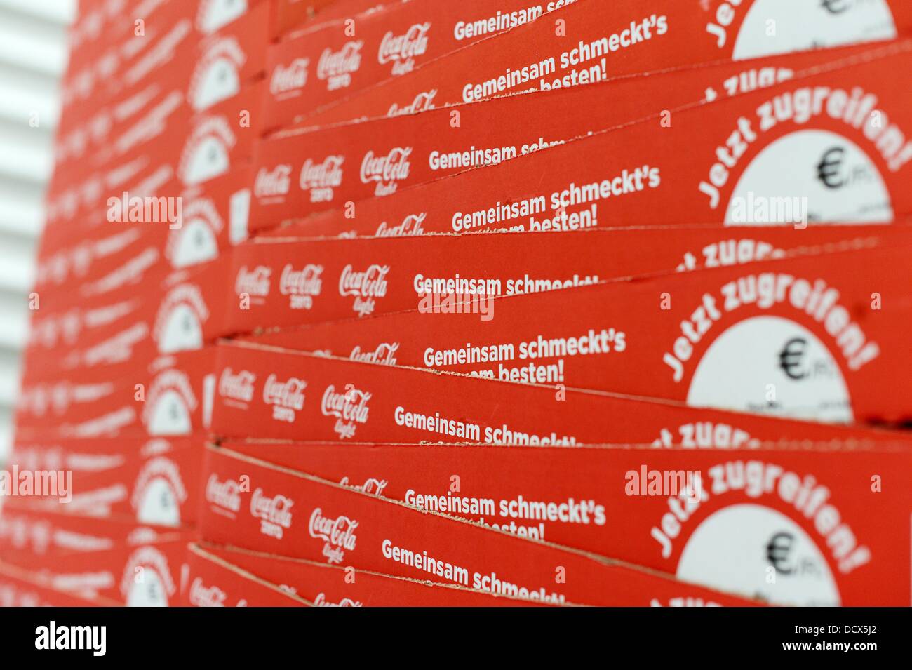 Gestapelten Kartons Tabletts Fur Flaschen Sind Im Verteilzentrum Der Coca Cola Erfrischungsgetranke Ag Produktionsstatte In Genshagen Deutschland 21 August 13 Abgebildet Hier Werden Coca Cola Produkte In Einwegverpackungen Auf 158 000