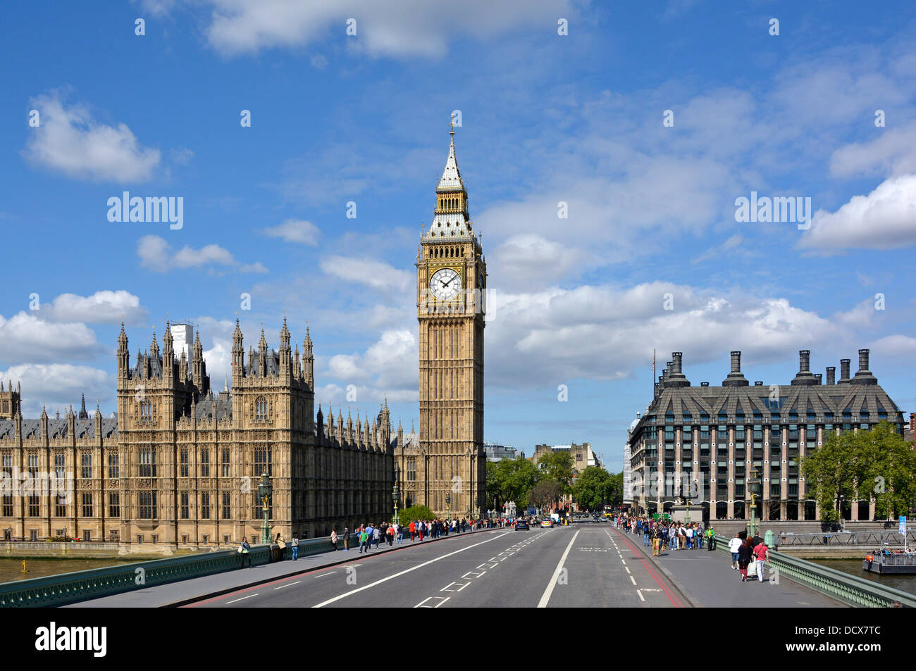 Historische Houses of Parliament mit Elizabeth Tower, Big Ben Uhrwand und modernem Portcullis House von der Westminster Bridge London England aus gesehen Stockfoto