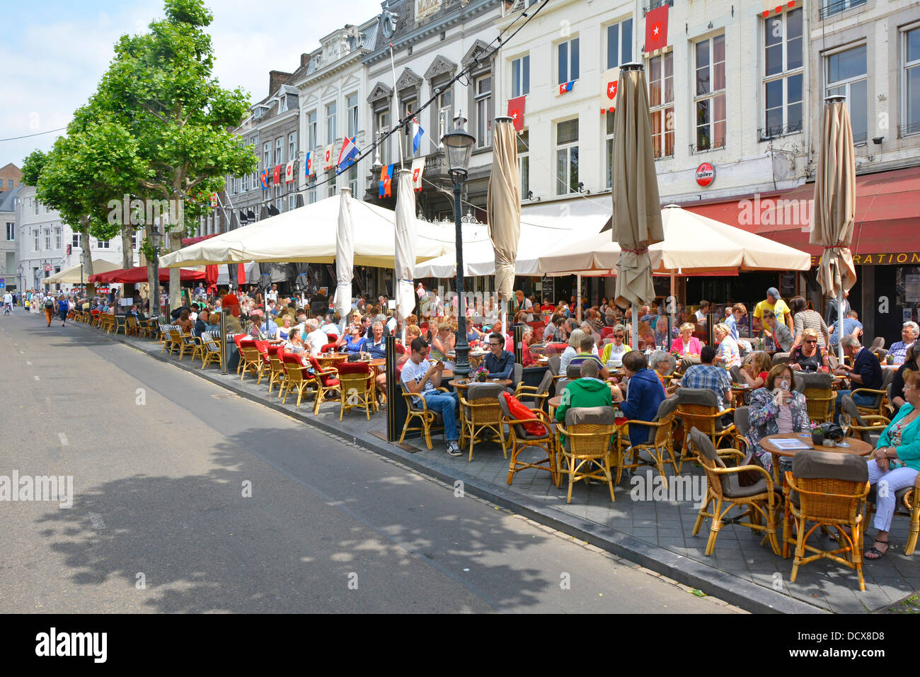 Maastricht Vrijthof Square Straßencafés und Restauranttische warten, bevor Andre Rieu Konzertfans im Sommer im Limburg Niederlande EU im Freien sitzen Stockfoto