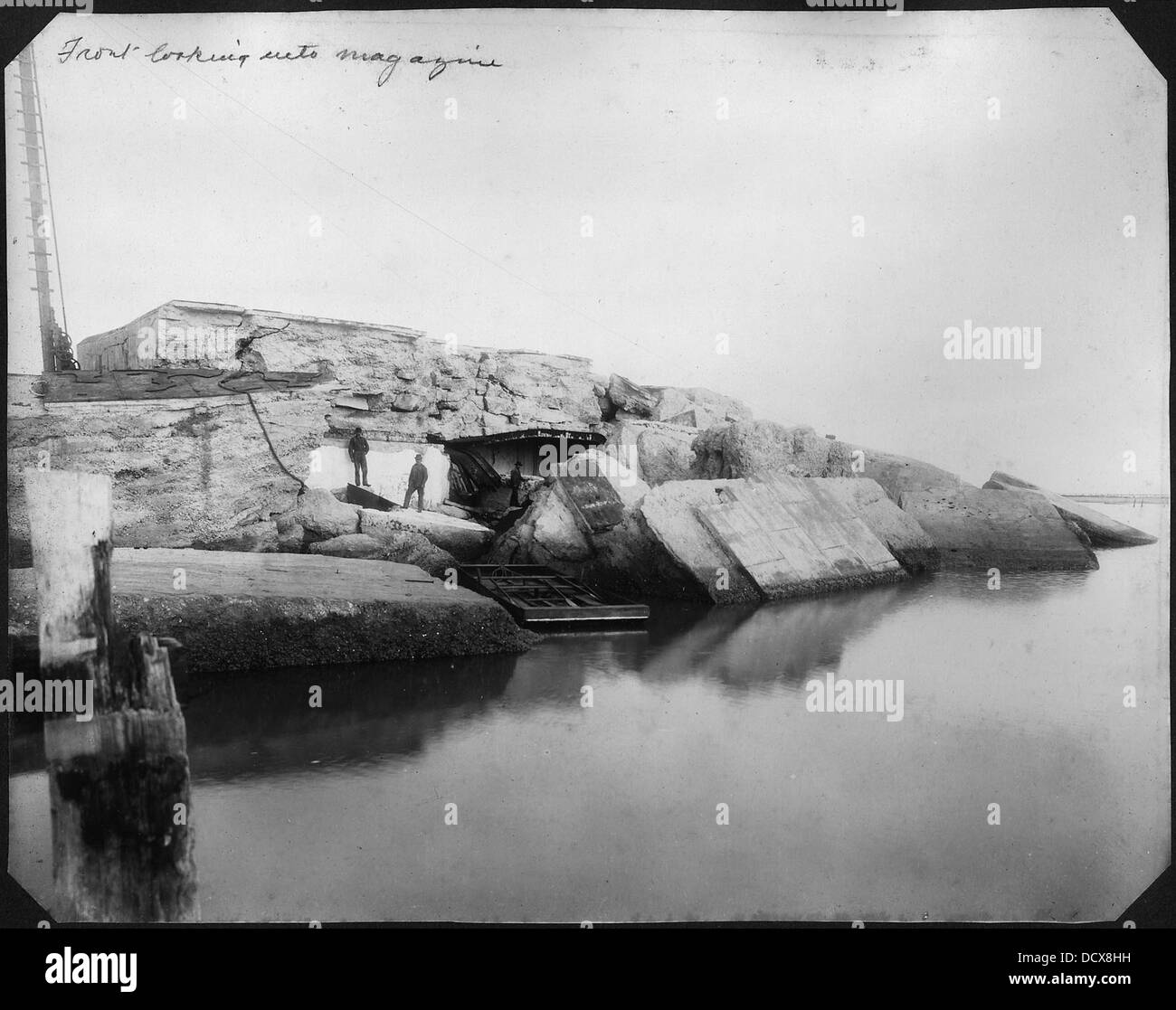 Dieses Foto zeigt eine Nahansicht eines nach vorne gerichteten Magazins, das wahrscheinlich sein Deckblatt darstellt und dessen Design und Inhalt als Teil der Medienlandschaft darstellt. Es spiegelt visuelle und redaktionelle Trends der Zeit wider. Stockfoto