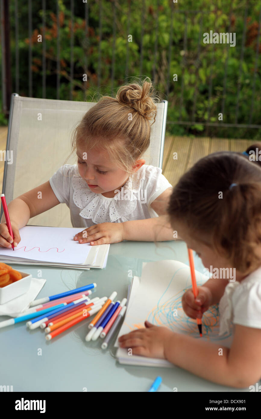 Kinderzeichnungen, die Hervorhebung der deutlichen Unterschied in der künstlerischen Eindruck und Stift zwischen 2 und 4 Jahre alt Stockfoto