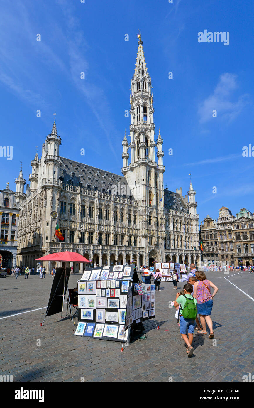 Brüsseler Rathaus auf dem Grand Place Central Platz mit Touristen und Erinnerungsstücke Ständen Stockfoto