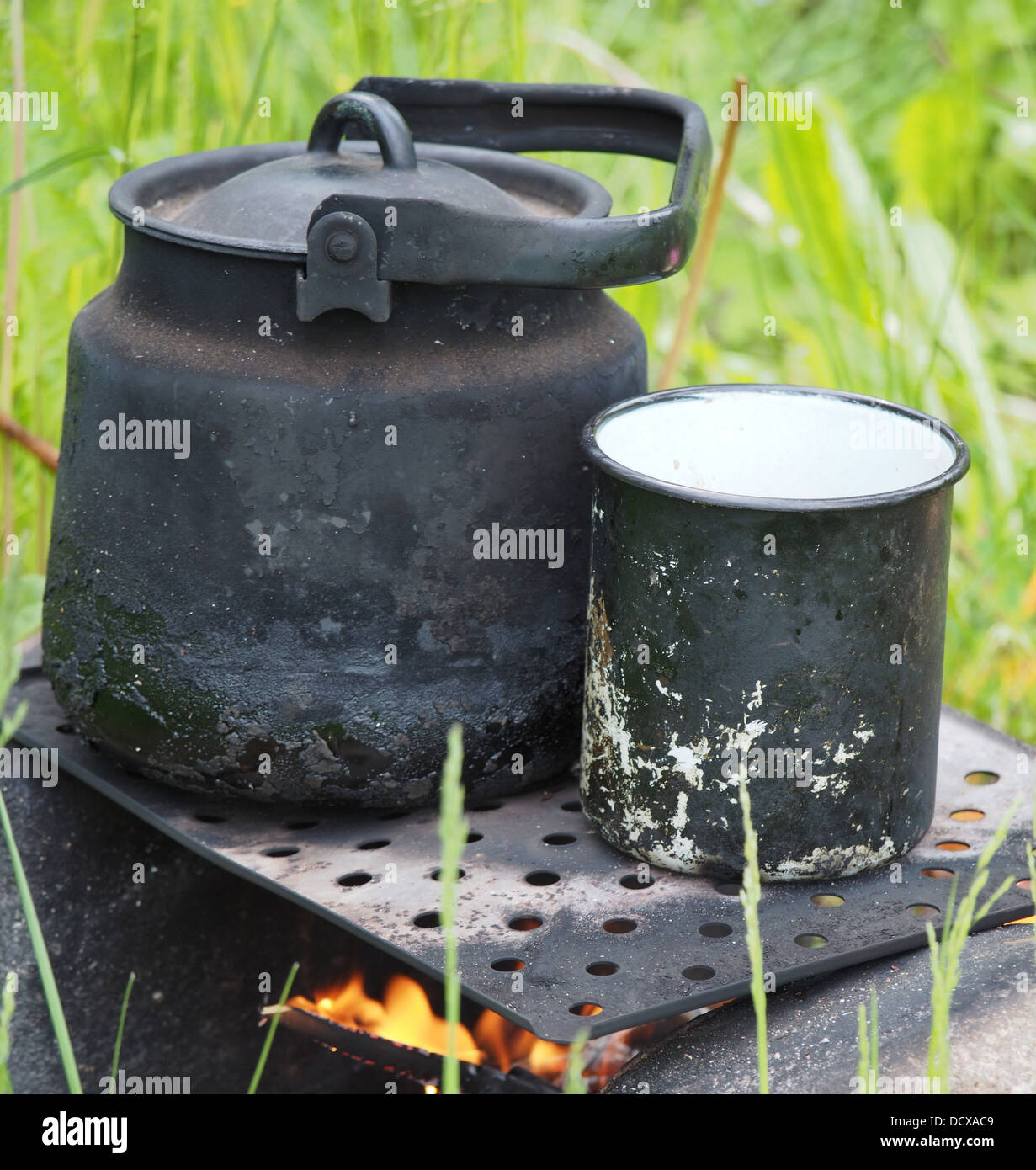 Teekanne und Kessel auf dem Feuer im Sommer Stockfoto