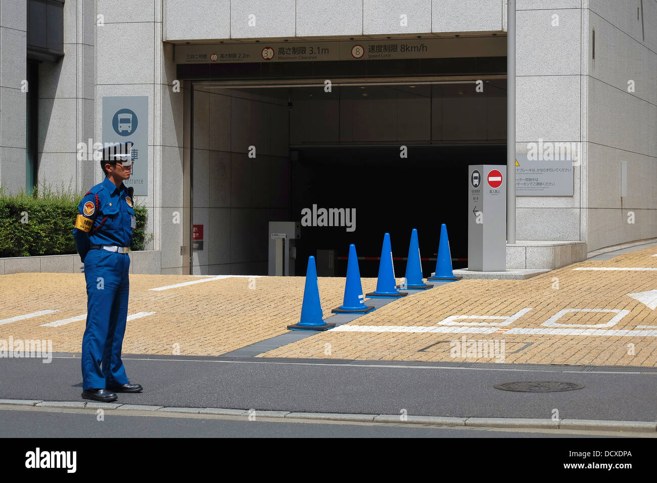 Wachmann vor einem Parkplatz. Stockfoto