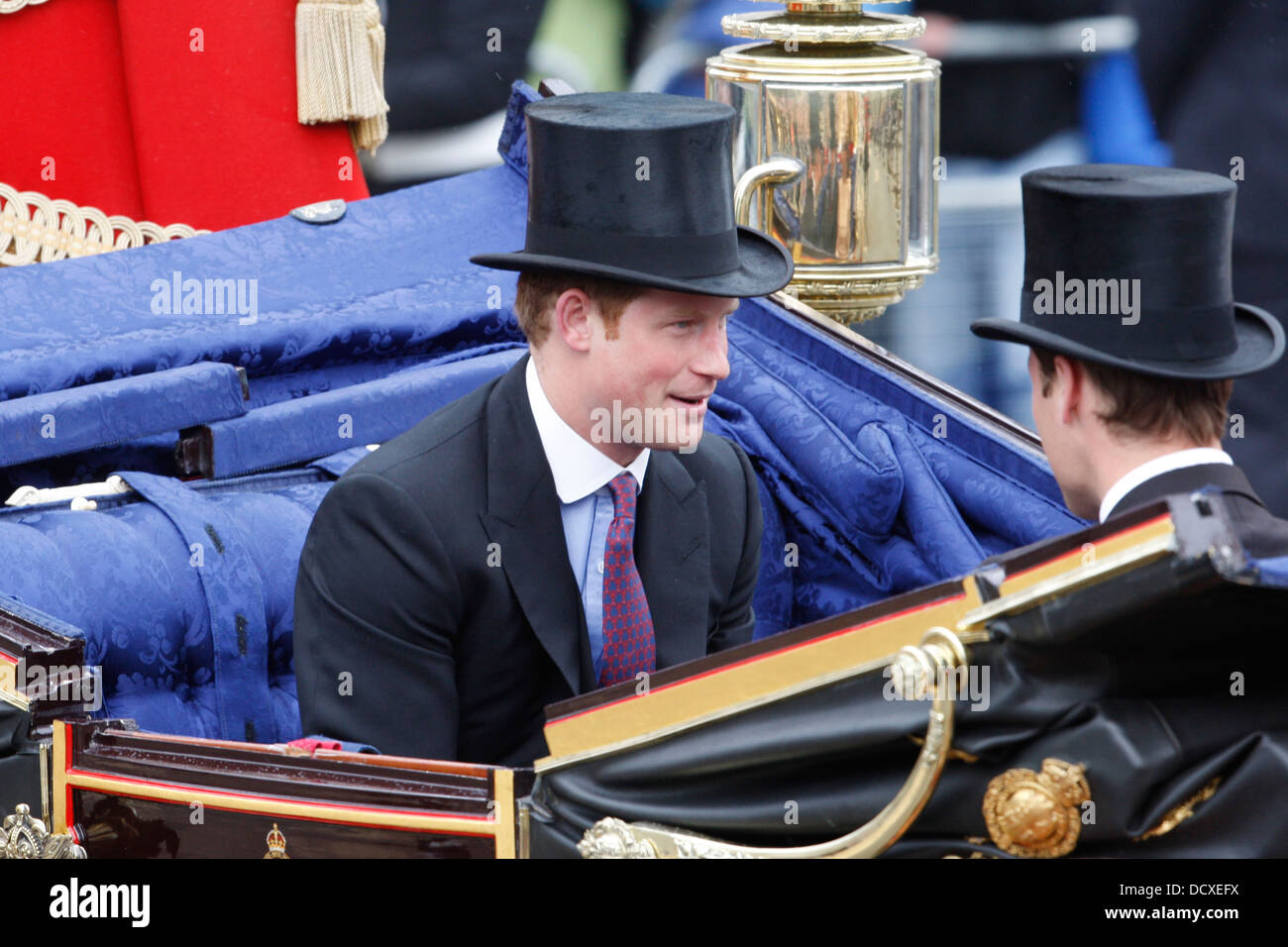 Prinz Harry und Prinz William Duke of Cambridge gelten während der Beförderung Prozession von Westminster Hall, Buckingham Stockfoto