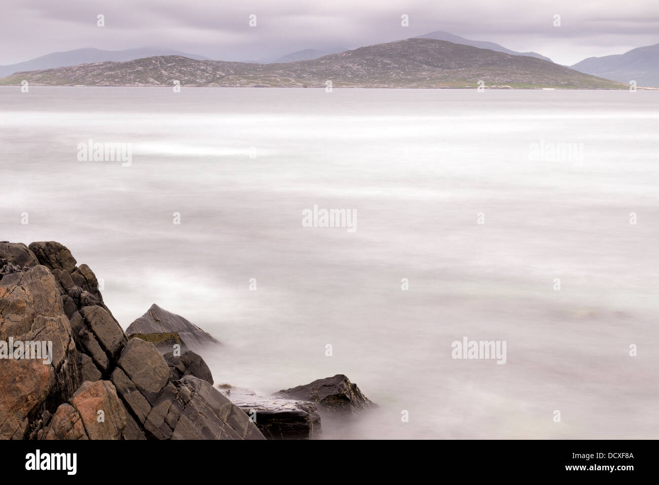 Lange Exposition Bild aufgenommen am Scarista Strand mit Isle z. im Hintergrund Isle of Harris Schottland UK Stockfoto