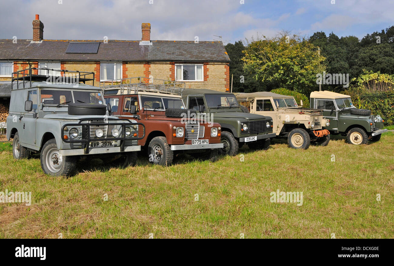 Fünf Oldtimer Land Rover. Von links nach rechts: 1972 Serie 3. I983 Serie 3 "Grafschaft". 1986-90 ". 1972 militärische Leichtgewicht. 1956-Serie 1 '86'-LKW-Fahrerhaus. Stockfoto