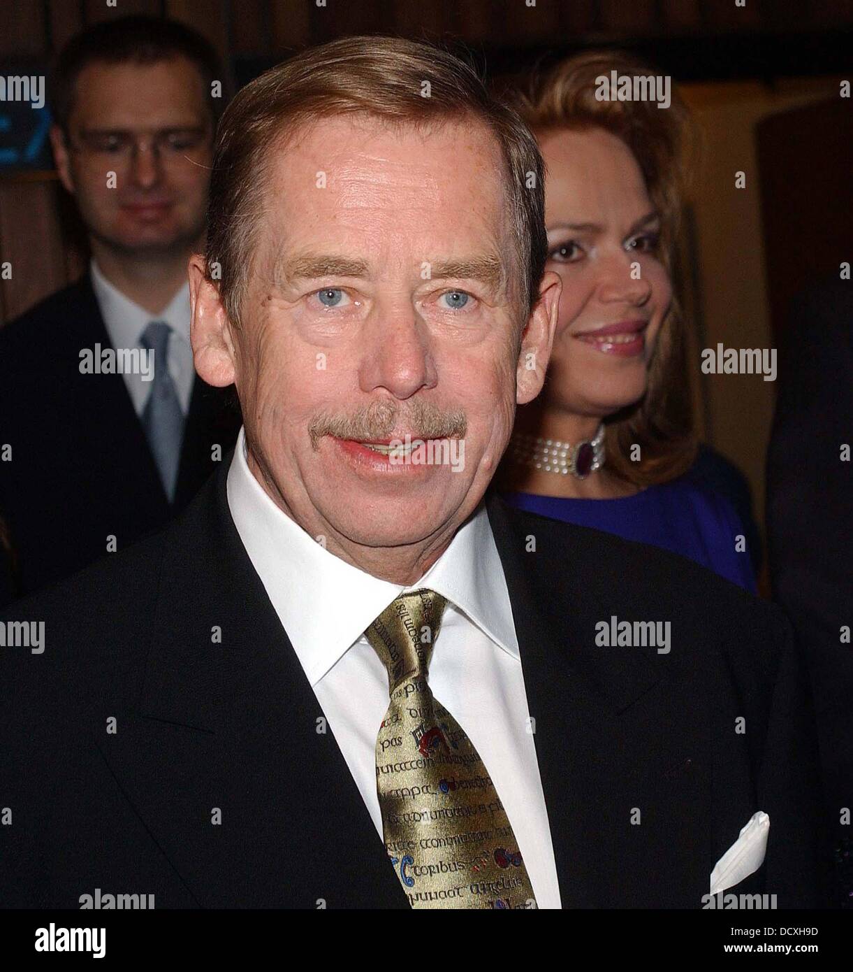 ** Datei Foto ** Vaclav Havel hat starb im Alter von 75 Tschechische Republik ersten Präsidenten Vaclav Havel mit Gefangenen gewissen Award 2003 in der Abbey Theatre in Dublin - 17.11.03 vorgestellt. Stockfoto