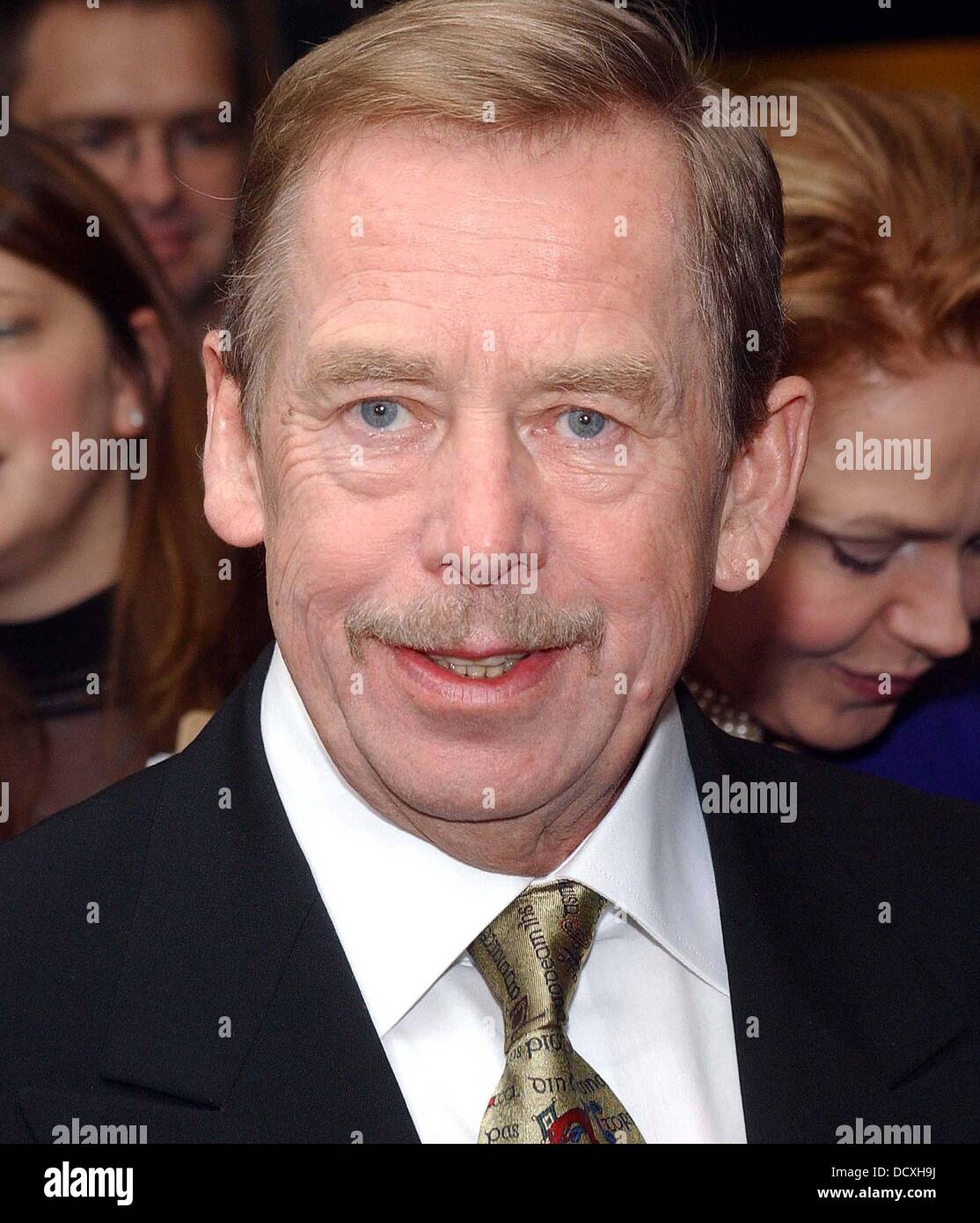 ** Datei Foto ** Vaclav Havel hat starb im Alter von 75 Tschechische Republik ersten Präsidenten Vaclav Havel mit Gefangenen gewissen Award 2003 in der Abbey Theatre in Dublin - 17.11.03 vorgestellt. Stockfoto