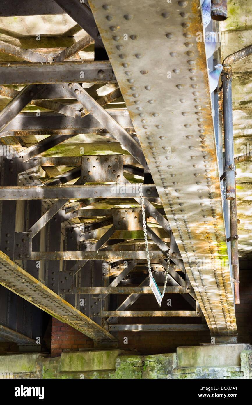 Die Unterseite der viktorianischen Eisenbahnbrücke Stockfoto