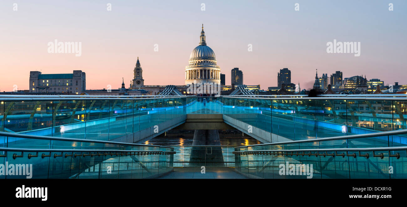 England, London Millennium Fußgängerbrücke und St. Pauls Cathedral Stockfoto