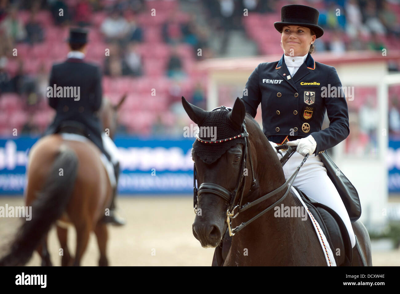 Herning, Dänemark. 22. August 2013. Deutsche Dressurreiterin Kristina Sprehe lächelt nach Durchführung ihrer Fähigkeiten mit ihrem Pferd Desperados während der Team-Wettbewerb der FEI Europameisterschaften in Herning, Dänemark, 22. August 2013. Foto: Jochen Luebke/Dpa/Alamy Live News Stockfoto