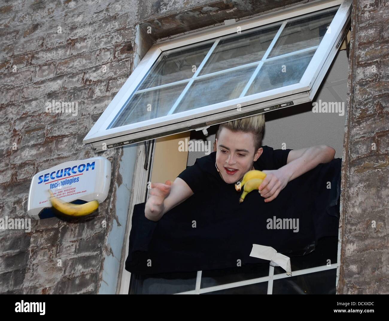 Jedward leeren Sie den Inhalt ihrer Garderobe Fahrer (einschließlich Bananen, Orangen, Cadbury Rosen, Blumen, T-shirts, Trainer und eine Flasche Ketchup!) über die Fenster bis zu den Hunderten von Mädchen im Teenageralter unten versammelt in The Olympia Stadium Tür wo Stockfoto