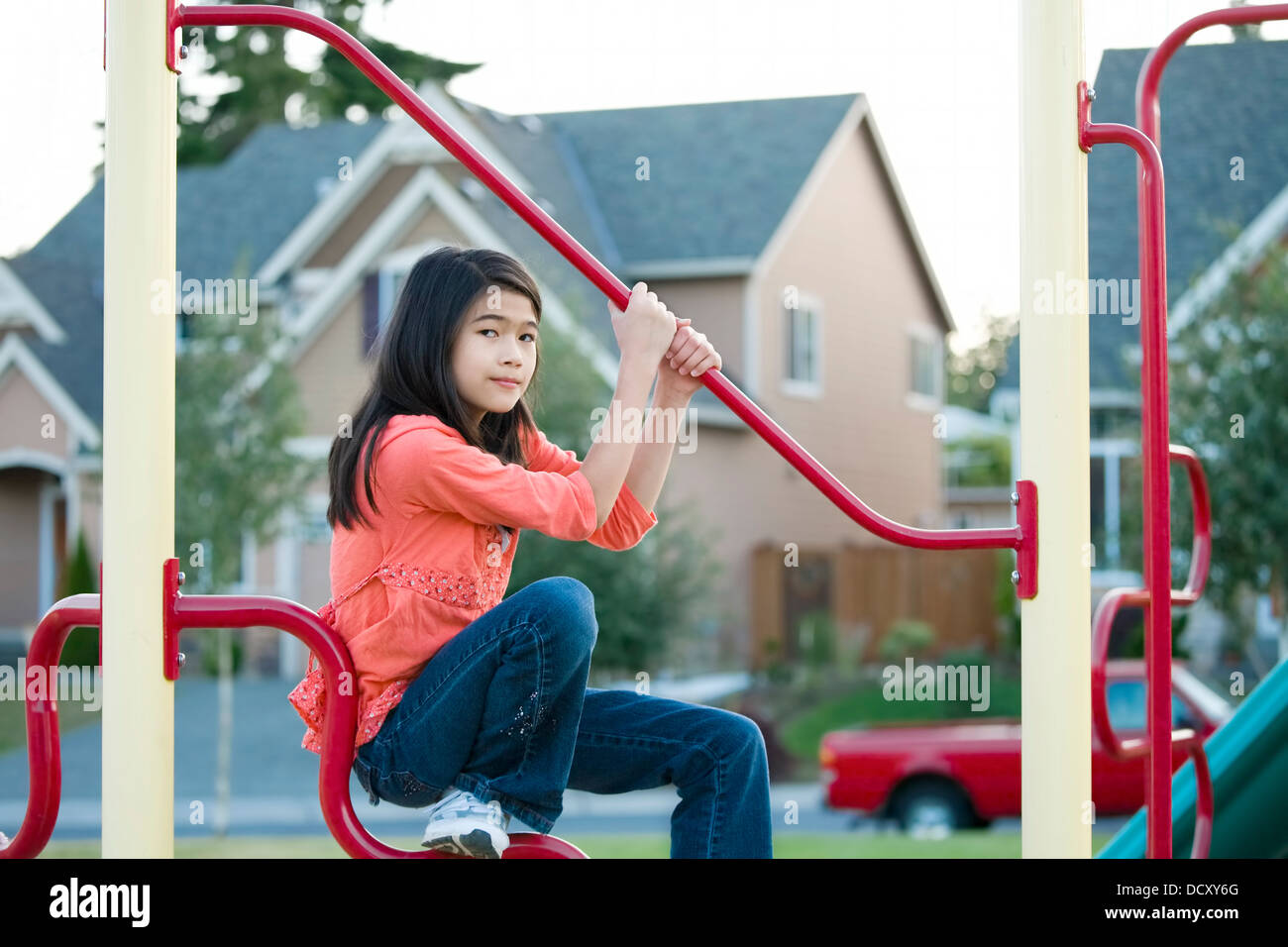 Neun Jahre alten Mädchen auf die Balken am Spielplatz spielen Stockfoto