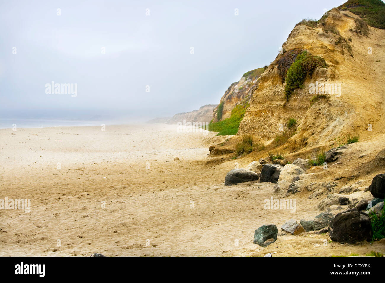 Nebligen Sandstrand entlang der Pazifik-Klippen Stockfoto