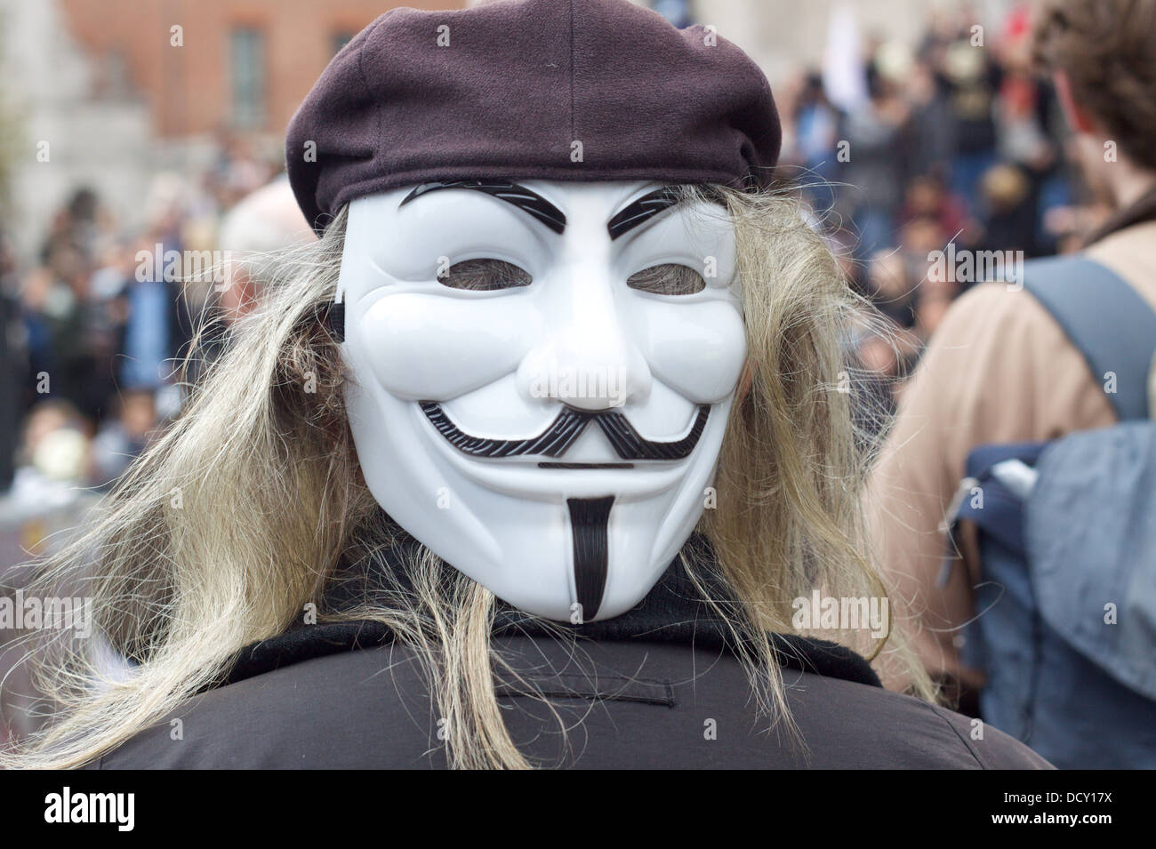 Demonstrant vor St. Pauls Kathedrale in London eine V for Vendetta Maske tragen. Stockfoto